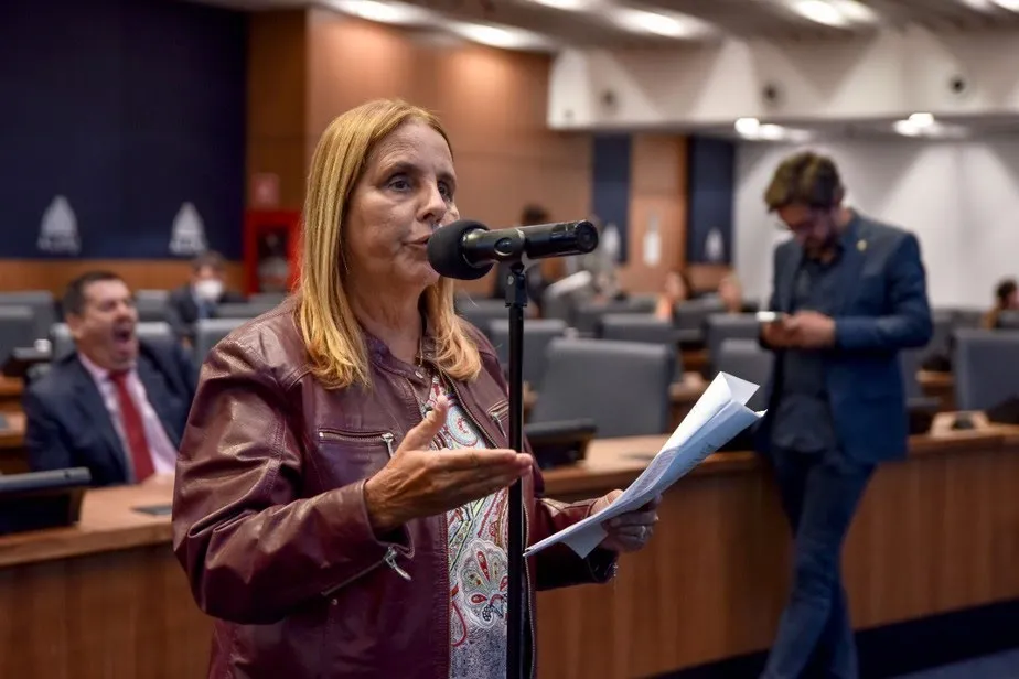 Deputada Lucinha durante sua defesa oral no Conselho de Ética da Alerj.