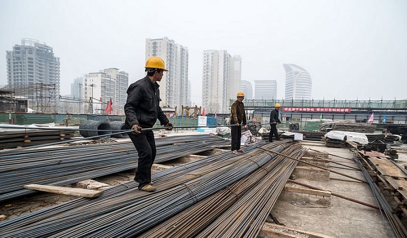 Trabalhadores da construção civil em Pequim. “Casas são para morar, não para especular”, sustentou Xi Jinping no 19º congresso do PCCh