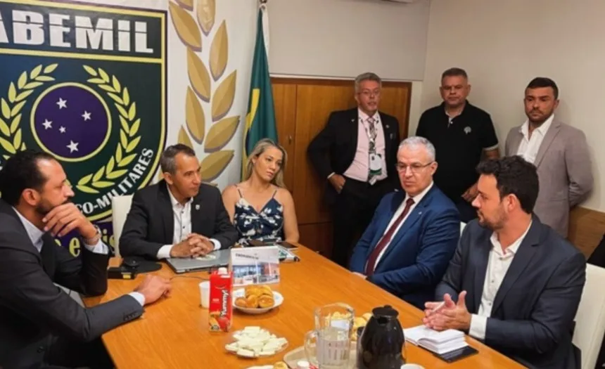 O capitão Davi Lima Sousa em reunião com representantes do governo de Minas Gerais. Foto: Reprodução