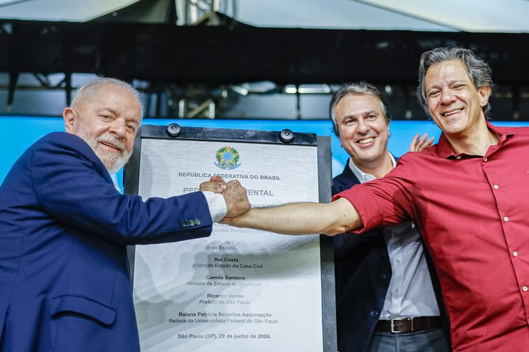 Presidente Lula com os ministros Camilo Santana (Educação) e Fernando Haddad (Fazenda) durante cerimônia de lançamento da pedra fundamental do Campus Zona Leste da Unifesp e do Campus Cidade Tiradentes do IFSP - Foto: Ricardo Stuckert/PR