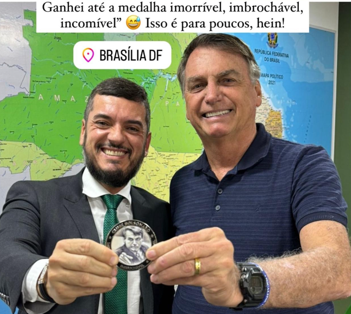 Rodrigo Bacellar encontra Jair Bolsonaro em Brasília, destacando a importância do diálogo na política e compartilhando condecoração humorística nas redes sociais.