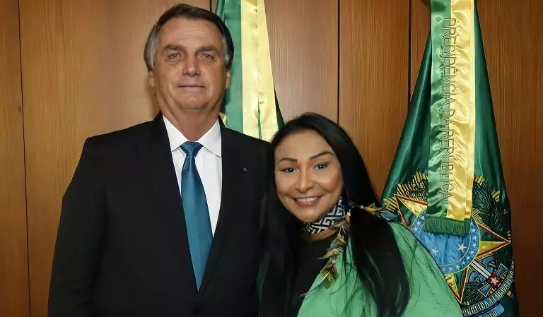 Jair Bolsonaro e Silvia Waiãpi. Foto: reprodução