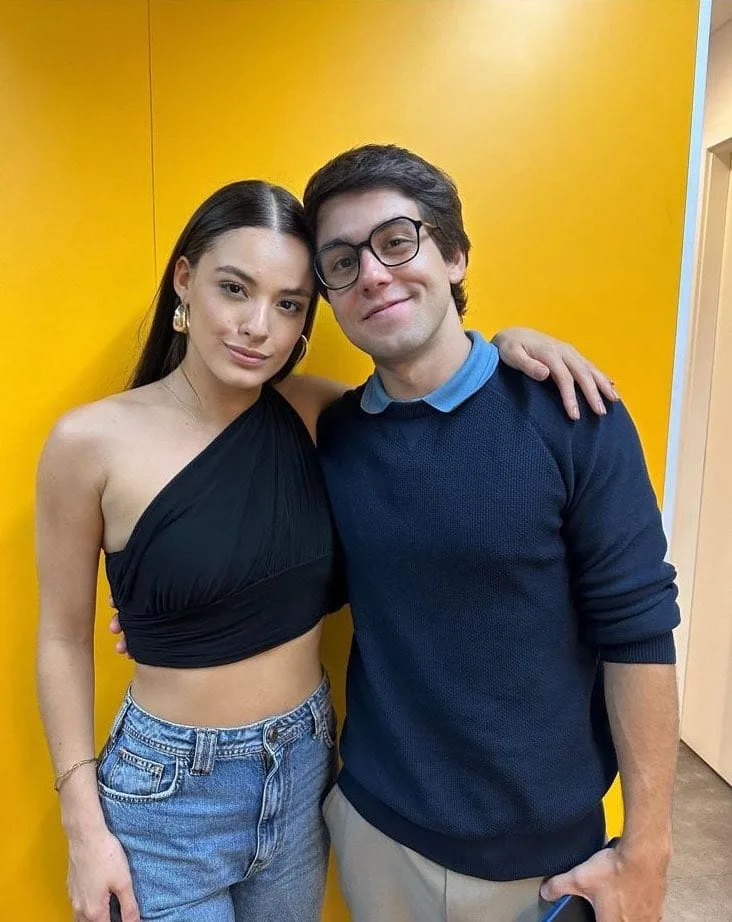 Beatriz Reis e Daniel Rangel posam nos bastidores de Família é Tudo (Foto: Divulgação)