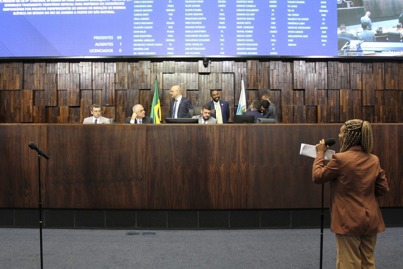 Emenda aprovada em plenário estabelece prazo para envio de cronograma de execução das emendas impositivas. A medida ainda precisa ser aprovada em redação final pelo Parlamento na quinta-feira (27/06).