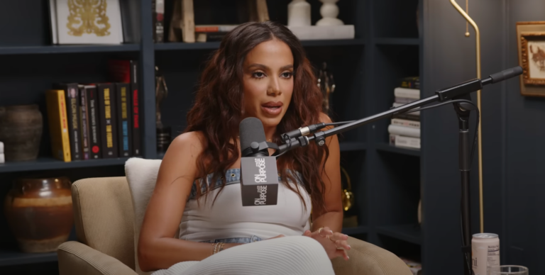 Anitta durante a gravação do podcast "On Purpose with Jay Shetty" onde fez a polêmica sugestão