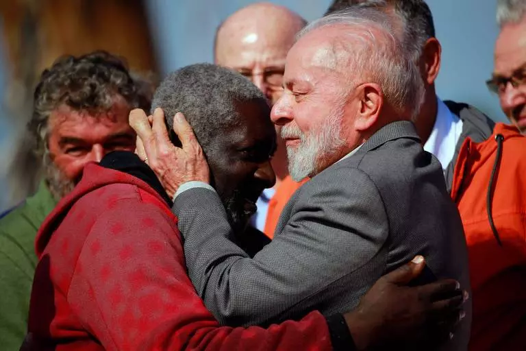 Lula visita área devastada por enchentes em Cruzeiro do Sul, RS, ouvindo moradores e criticando burocracia.