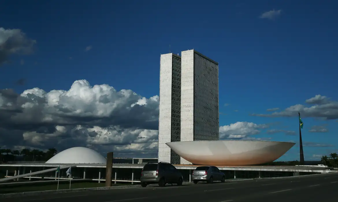 Delação premiada, aborto e cigarro eletrônico movimentam Congresso