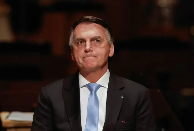 Assessor de Bolsonaro detalha movimentação de joias e envelopes em depoimento à PF