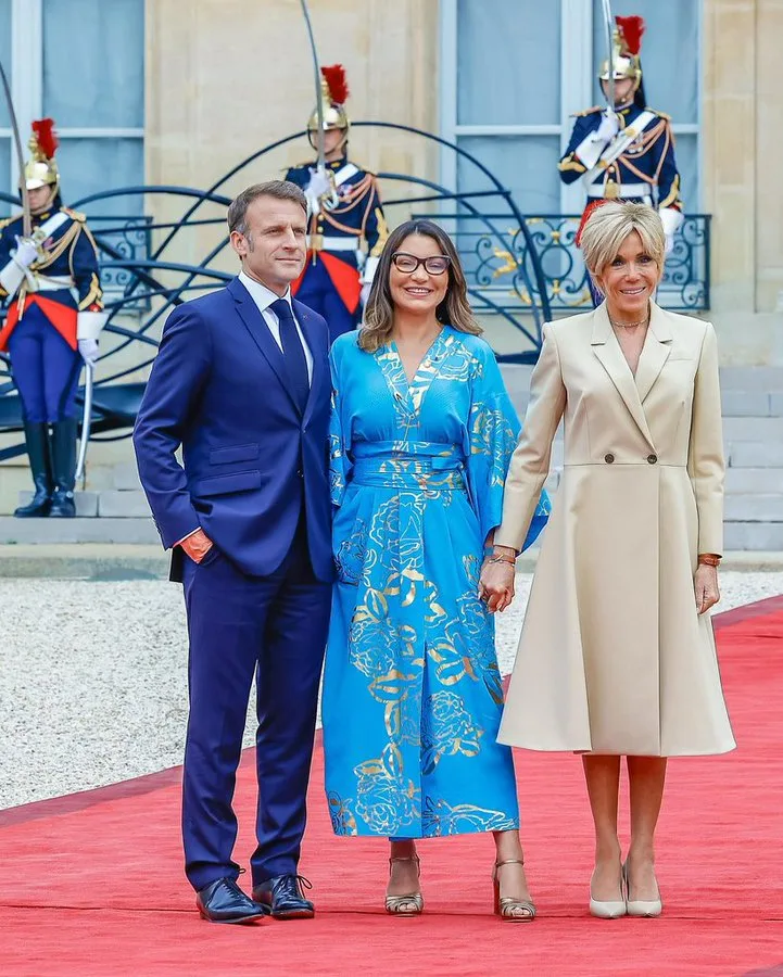 Janja da Silva recebida por Emmanuel e Brigitte Macron na abertura das Olimpíadas de Paris 2024.