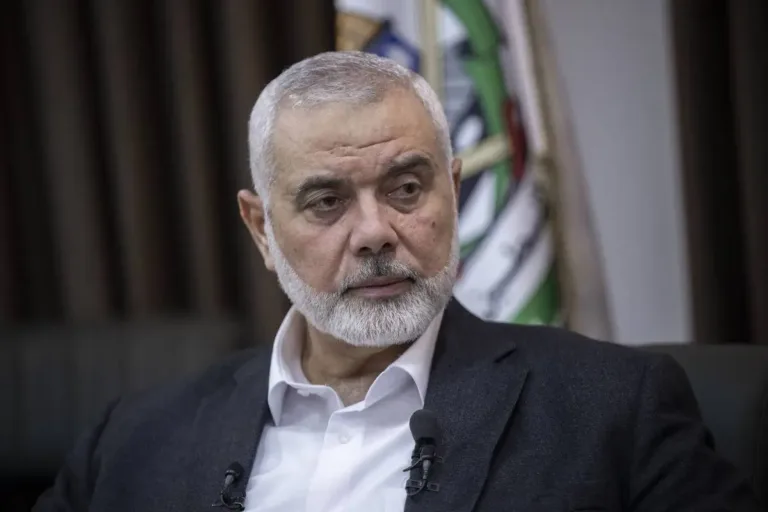 Chefe do gabinete político do Hamas, Ismail Haniyeh, durante entrevista com a agência Anadolu em Istambul, Turquia, em 20 de abril de 2024 [Arif Hüdaverdi Yaman/Agência Anadolu]