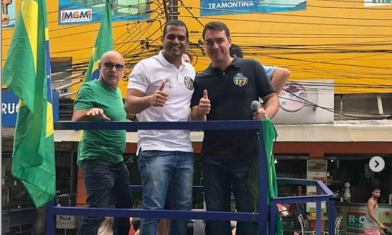 Fabrício Queiroz, o policial militar Luiz Carlos Chagas e o senador Flávio Bolsonaro – Foto: Reprodução