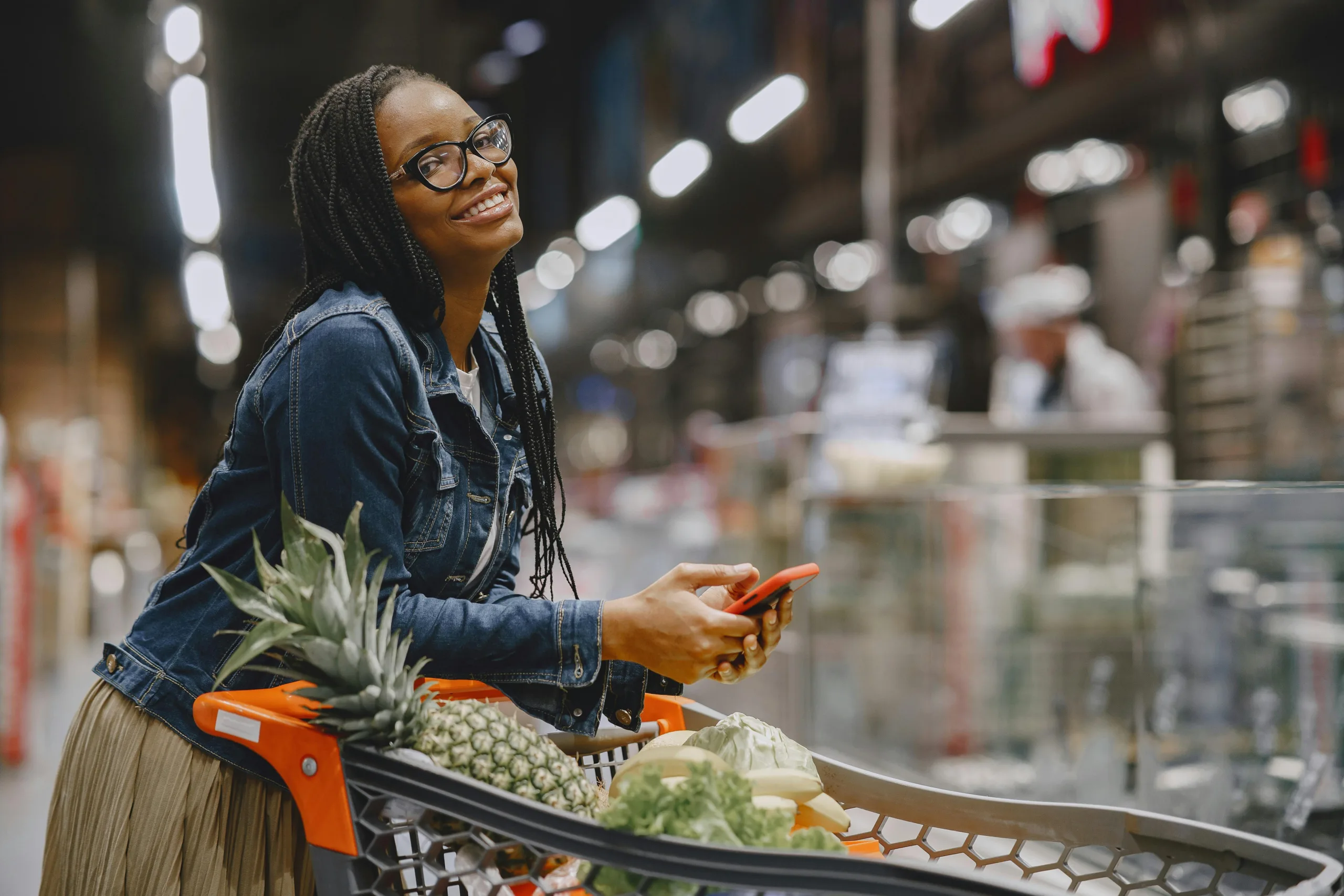 Estudo da Kantar revela aumento de 7,8% no volume de compras das famílias brasileiras em 2024, com destaque para categorias de "sabor e prazer".