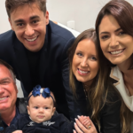 Na foto, da esquerda para direita, o ex-presidente Jair Bolsonaro, Aurora Ferreira no colo do ex-chefe do Executivo, Nikolas Ferreira, Lívia Orletti e Michelle Bolsonaro.