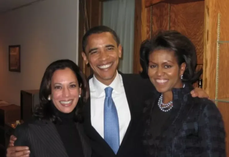 Kamala Harris ao lado de Barack e Michelle Obama. Foto: reprodução