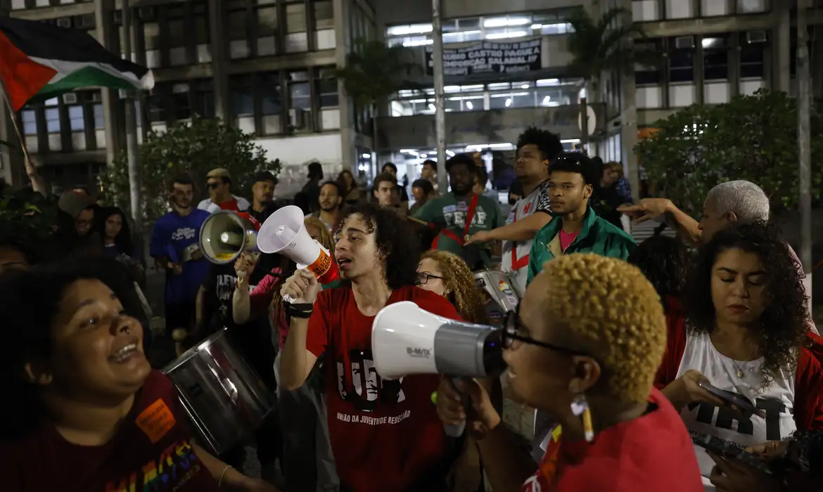 Estudantes da Uerj protestam contra mudanças nas regras para auxílios