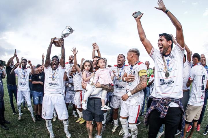 Jogadores do Maricá levantam a Taça Santos Dumont (Crédito: Wanderson Colino)