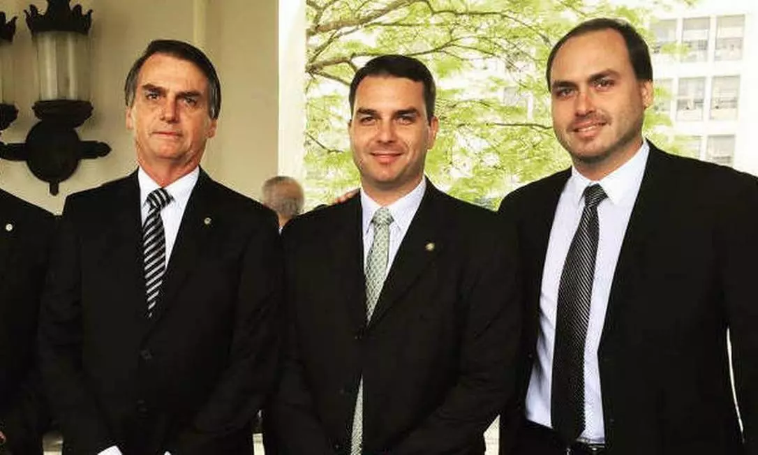 O ex-presidente Jair Bolsonaro (PL), o senador Flávio Bolsonaro (PL-RJ) e o vereador Carlos Bolsonaro (PL). Foto: Reprodução