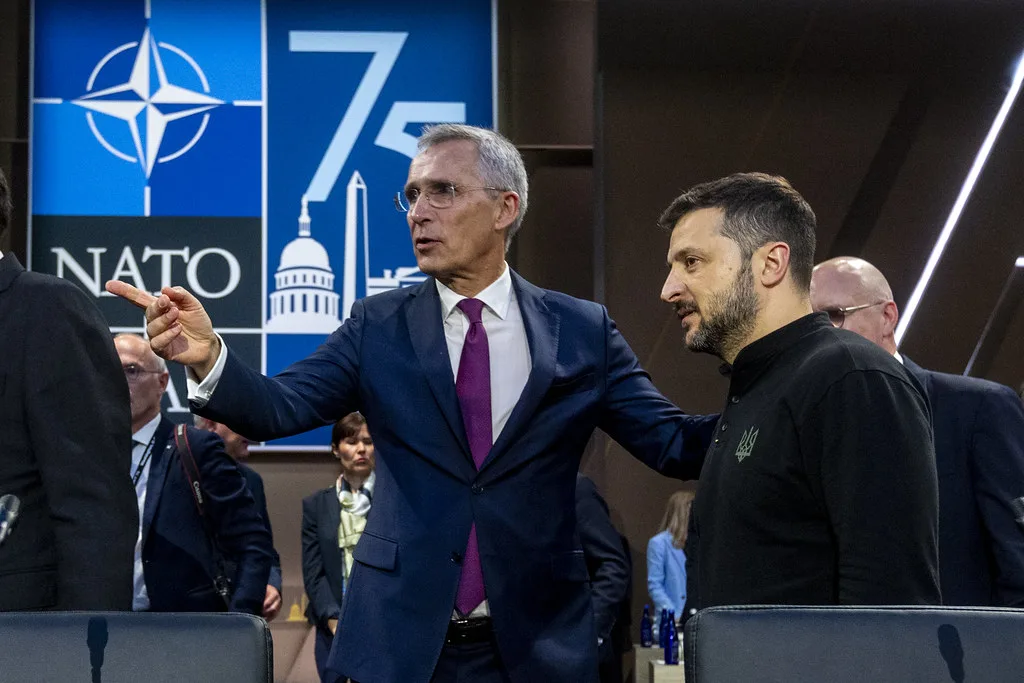 O então secretário-geral da OTAN, Jens Stoltenberg, com o presidente ucraniano Volodymyr Zelenskyy, durante a Cúpula de Washington da OTAN. (Foto: NATO / Flickr)