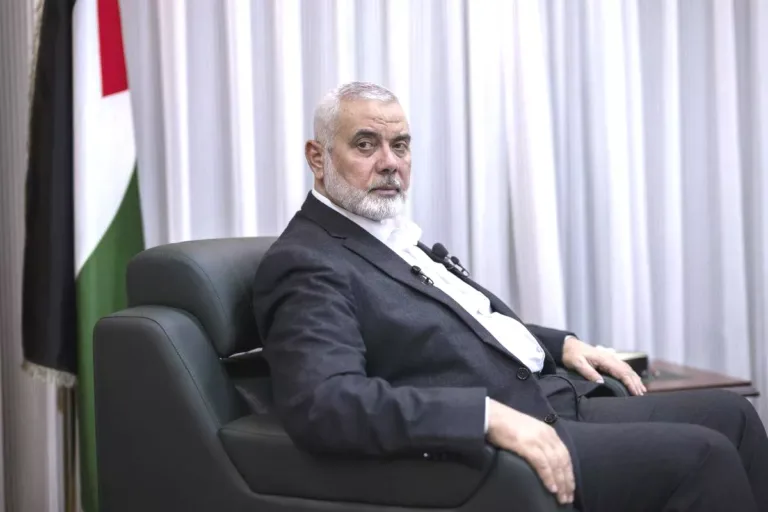 O chefe do Bureau Político do Hamas, Ismail Haniyeh, em Istambul, Turquia, em 20 de abril de 2024. [Arif Hüdaverdi Yaman/Agência Anadolu]