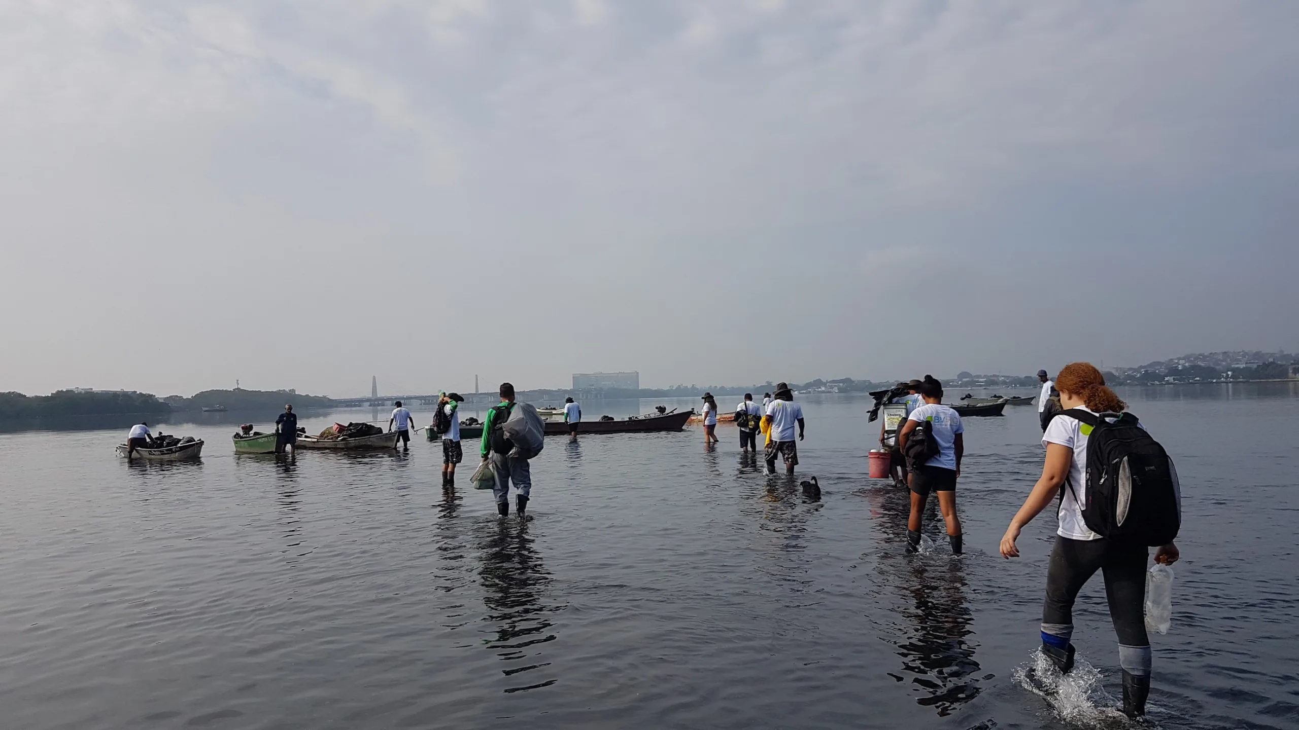 Ação da BVRio remove 5,3 toneladas de lixo da Ilha do Raimundo – um marco no projeto Pescando Resíduos