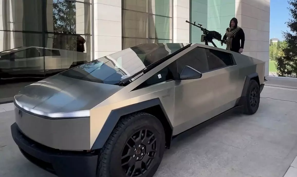 Ramzan Kadyrov em Cybertruck, da Tesla, armado com metralhador de grosso calibre – Foto: Reprodução