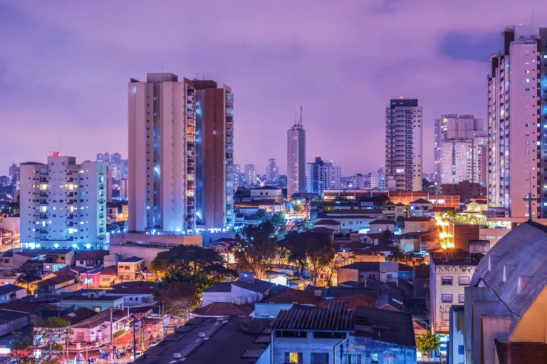 Início da noite, visão aérea de cidade