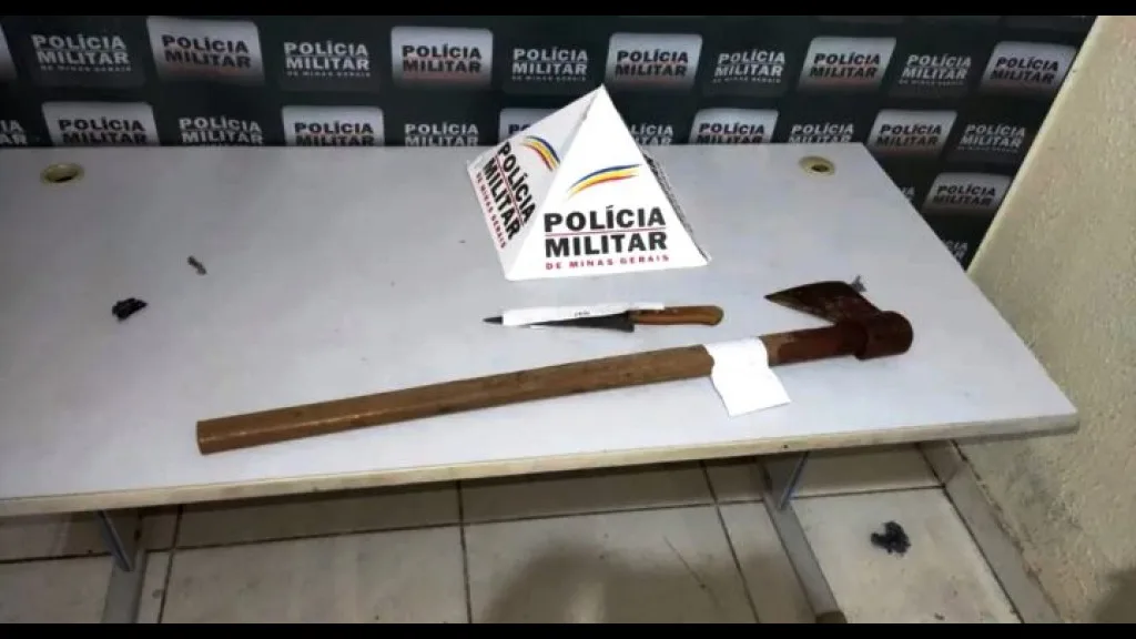 Machado fotografado em cima de mesa na delegacia da Polícia Civil