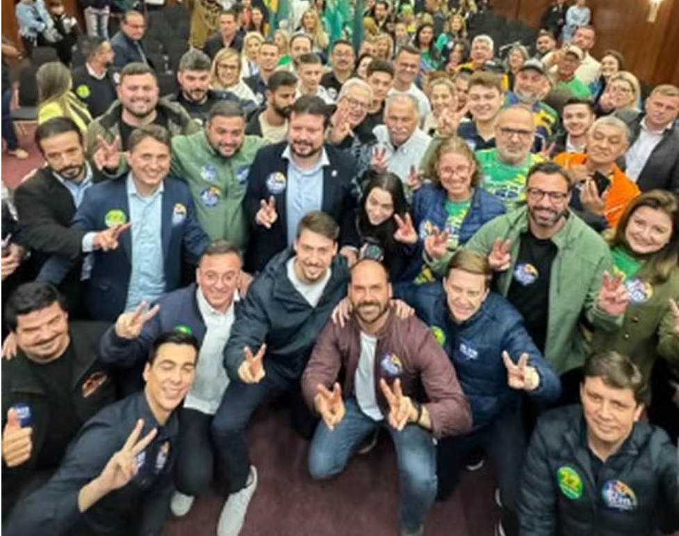 Jair Renan Bolsonaro lança candidatura em Balneário Camboriú com o apoio do irmão Eduardo Bolsonaro.