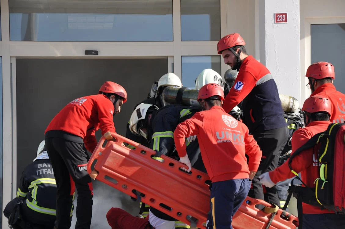 Bombeiros prestando atendimento