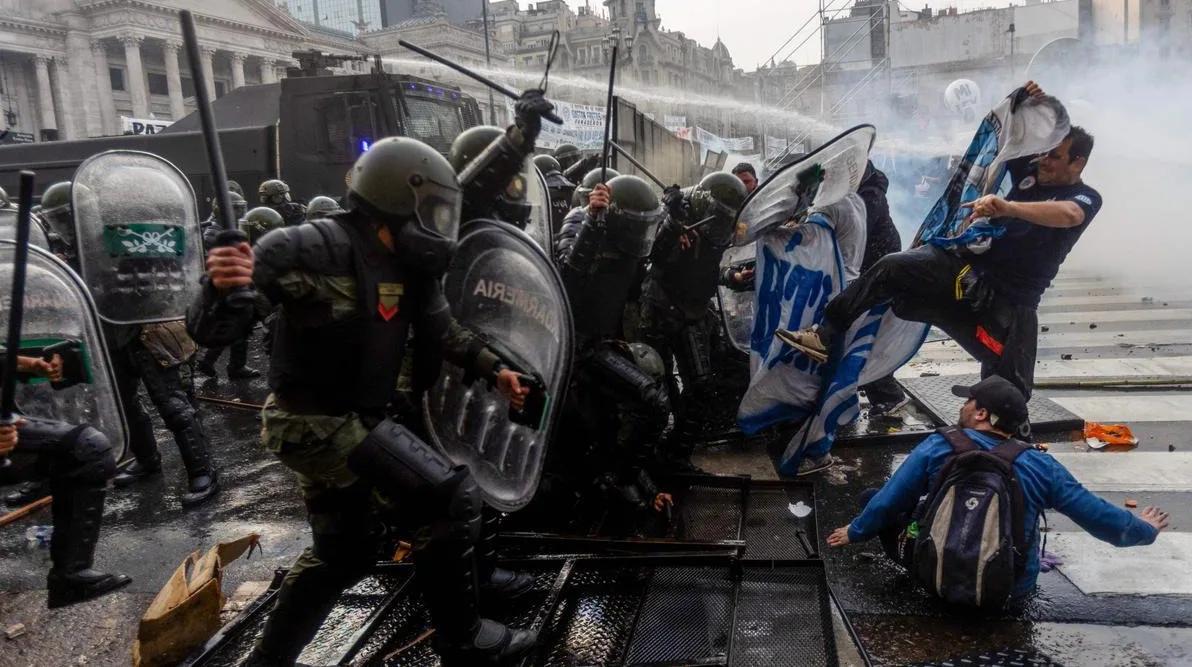 Manifestantes entram em confronto com a polícia de choque diante do prédio do Legislativo: tensionamento social – (Tomas Cuesta/AFP)