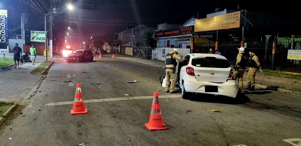 Os dois carros batidos durante atendimento da polícia