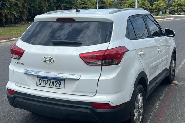 Carro de luxo, fruto de furto, estacionado no fórum de Salvador.