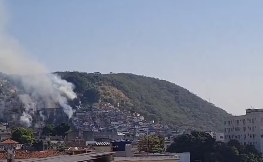 Incêndio atinge casas no Complexo do Alemão, zona norte do Rio