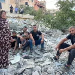 Família palestina Salaimeh, desabrigada por uma ordem de demolição das autoridades israelenses contra sua casa, no bairro de Silwan, em Jerusalém ocupada, em agosto de 2024 [MEMO/Reprodução]