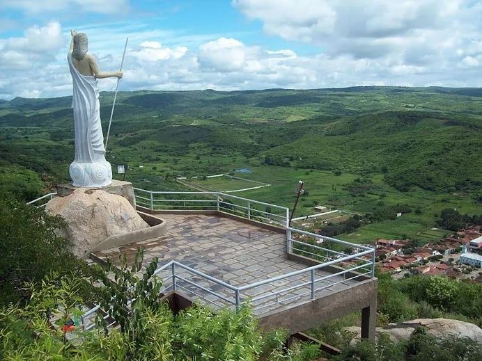 Monumento Cristo ressuscitado com a pequena cidade ao fundo