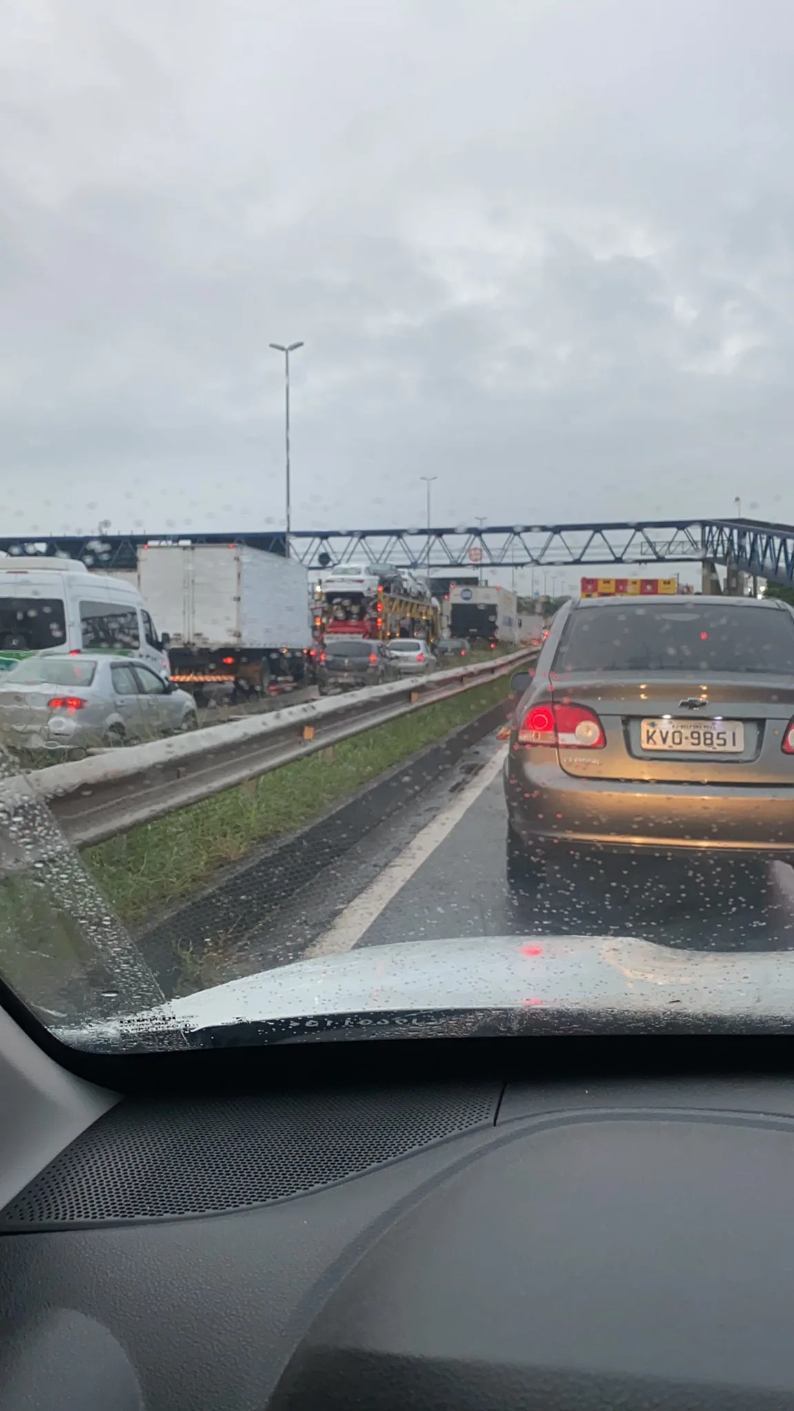 Motoristas em fuga durante arrastão na Rodovia Washington Luiz, em Duque de Caxias.