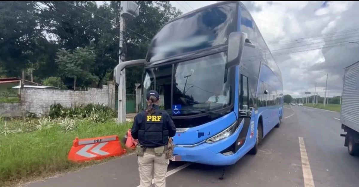 Ônibus parado em rodovia após denúncia de assédio durante viagem, no Piauí