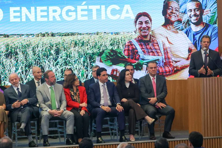 Ministro discursa durante lançamento da Política Nacional de Transição Energética