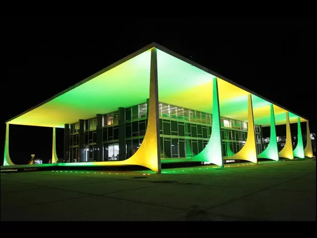 Prédio do Supremo Tribunal Federal (STF) iluminado nas cores verde e amarelo (Foto: Gil Ferreira/Agência CNJ)