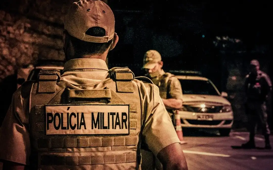 Policiais militares de Santa Catarina em atendimento durante a noite