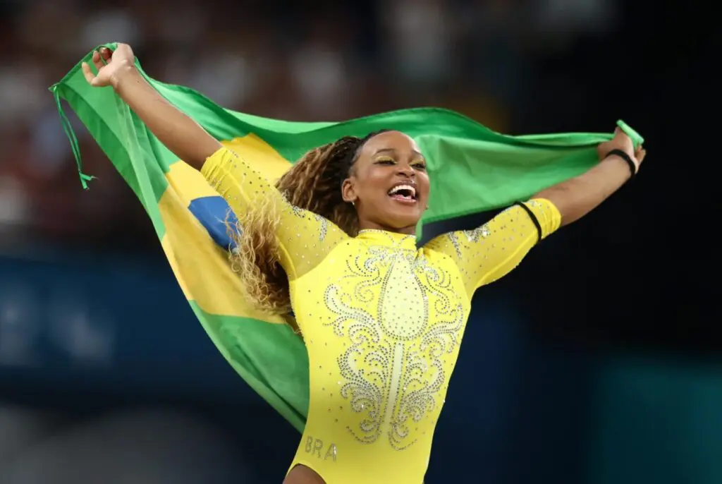 Rebeca Andrade segura a bandeira após ganhar medalha de ouroem Paris