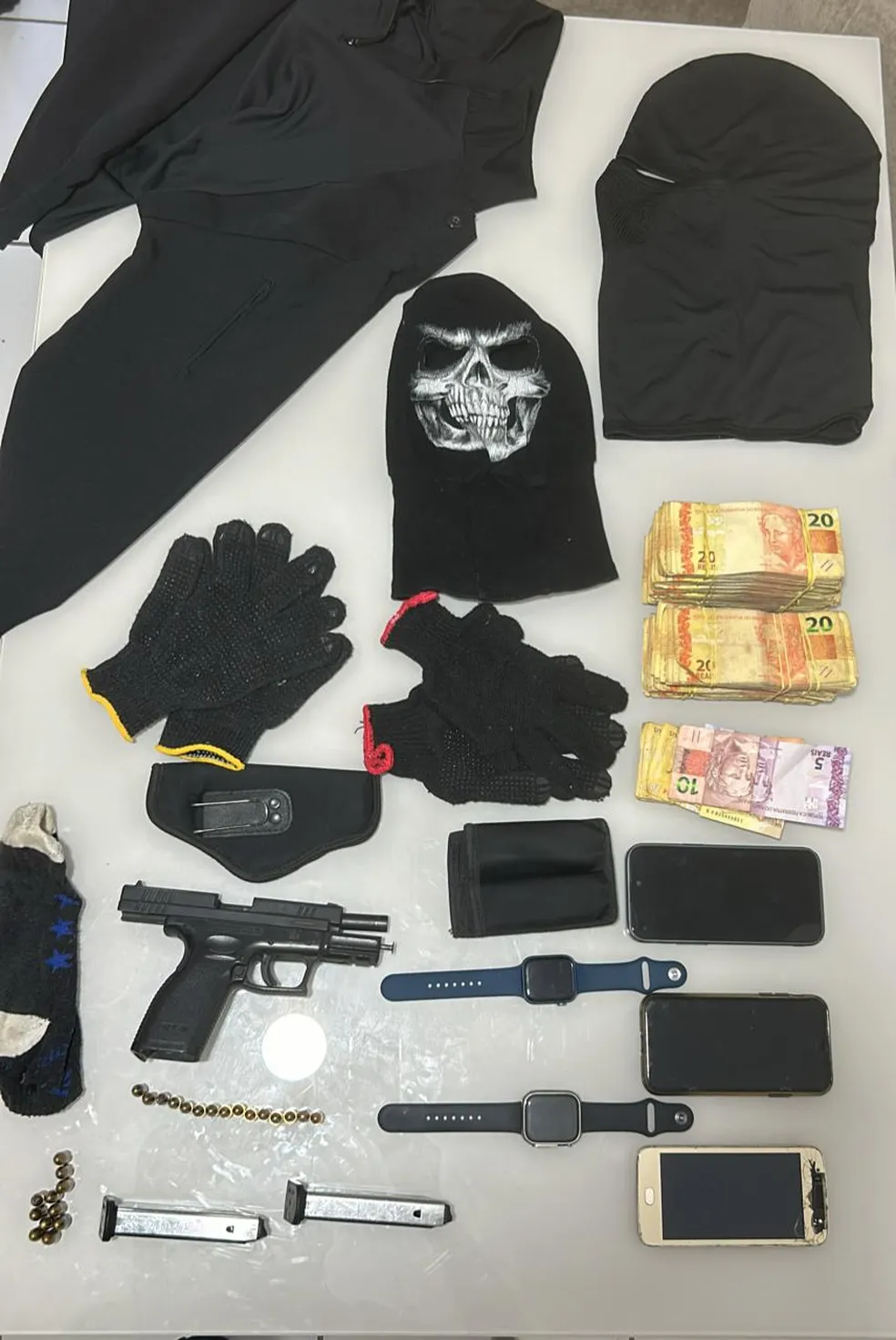 Objetos encontrados na casa de um PM; pistola tem numeração raspada — Foto: Divulgação