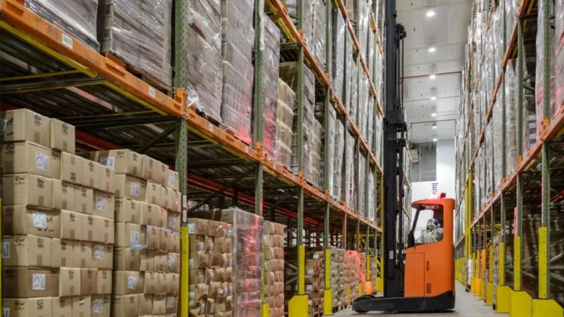 Máquina trabalhando em depósito de alimentos