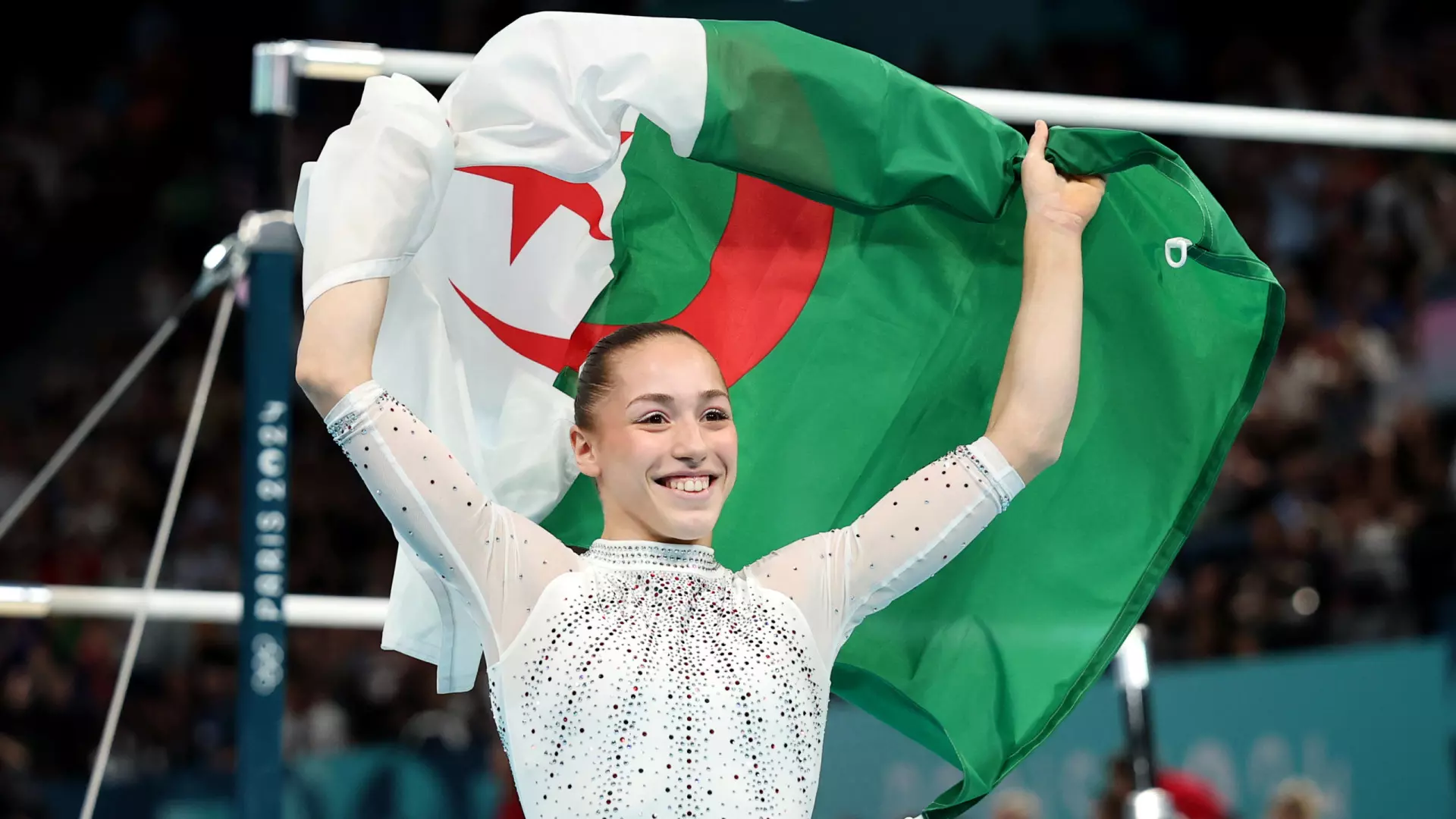 Kaylia Nemour, ginasta de 17 anos, primeira africana a ganhar uma medalha olímpica na modalidade. Imagem: Reprodução.