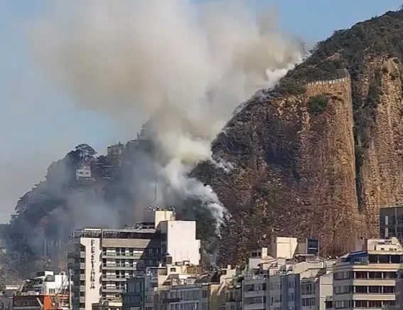 Incêndio atinge vegetação entre Pavão-Pavãozinho e Cantagalo, causando densa fumaça e afetando moradias na Zona Sul do Rio.