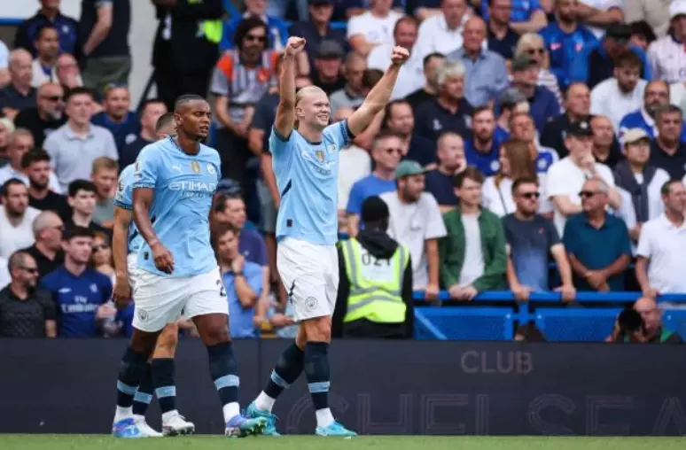 Haaland celebra logo após fazer o gol para o Manchester City diante do Chelsea, em Londres - Foto: Adrian Dennis / AFP via Getty Images