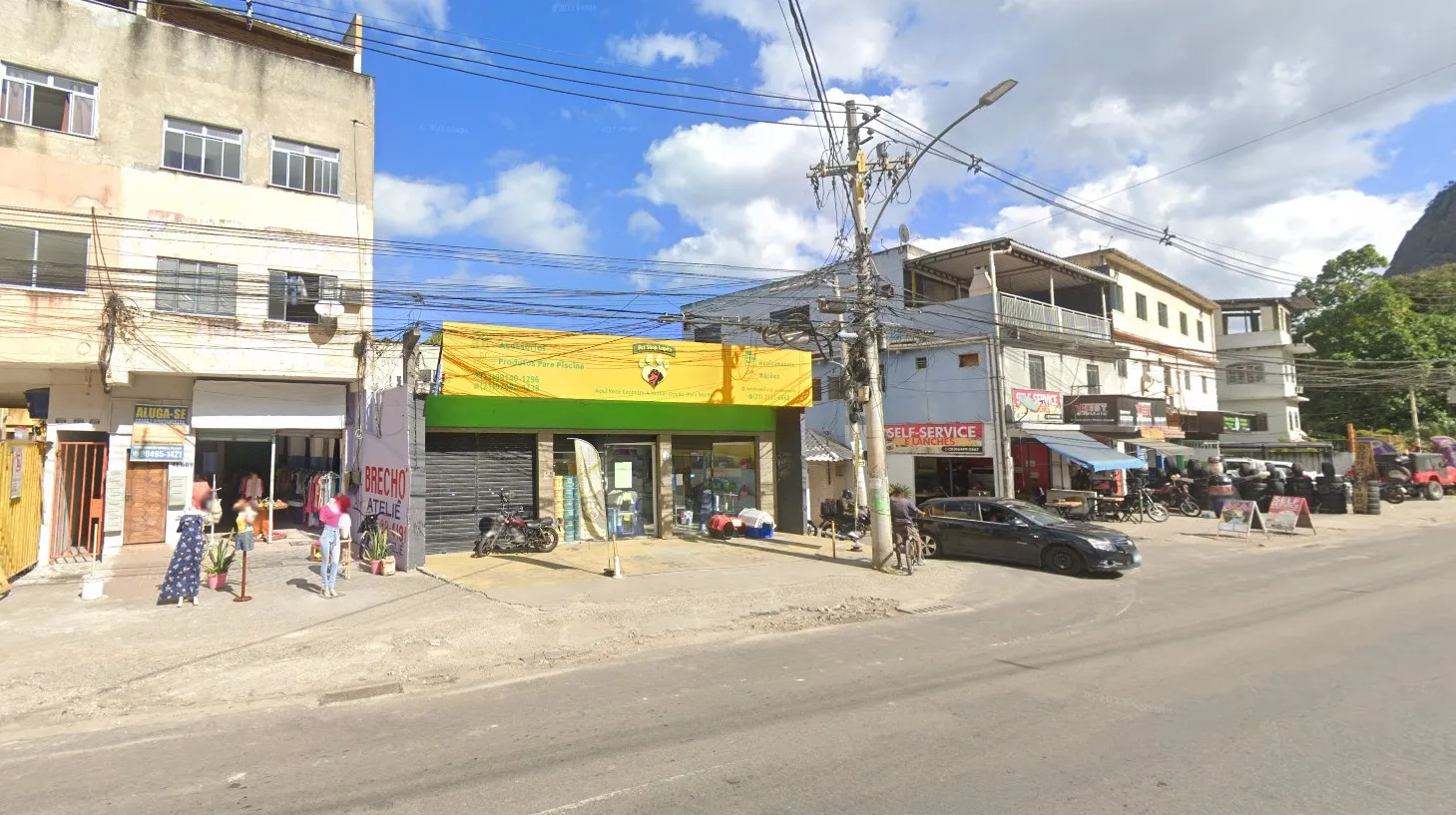 Comércio popoular em rua de Fontenele, localidade do Rio de Janeiro