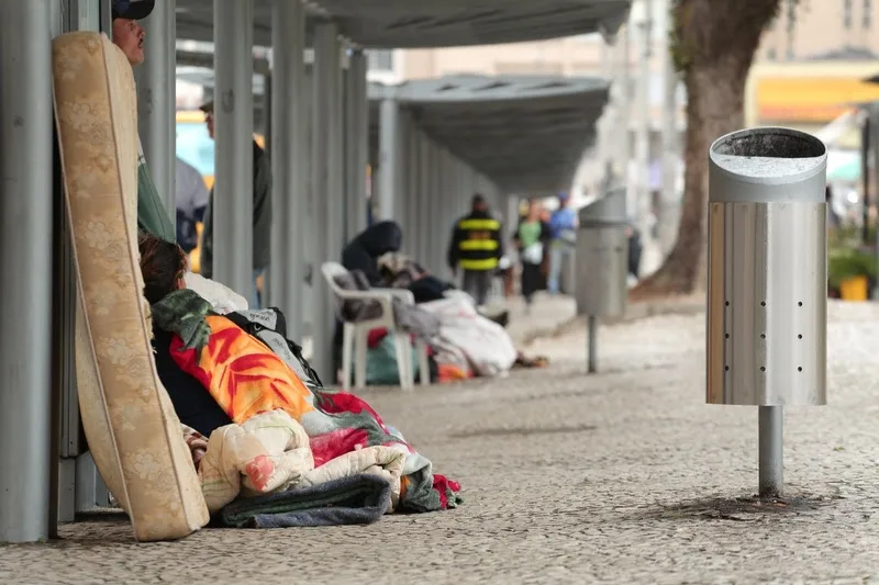 População em situação de rua em Curitiba aumenta e fila da Cohab cresce