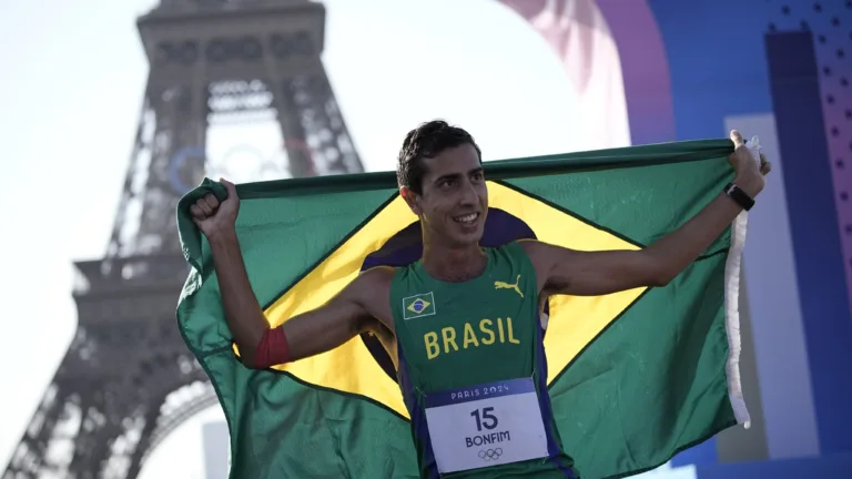 Caio Bonfim ganha medalha de prata na marcha atlética em Paris