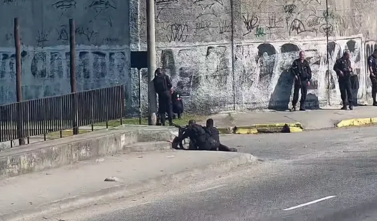 Tiroteio entre PMs e traficantes bloqueia Av Brasil em Cordovil, no Rio